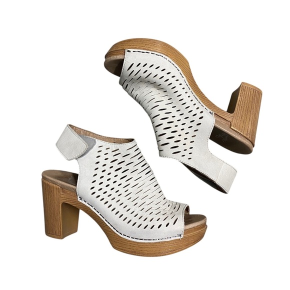 Dansko Shoes - Dansko White Peep-Toe heeled Sandals size 6